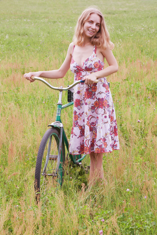 kvinna med cykel